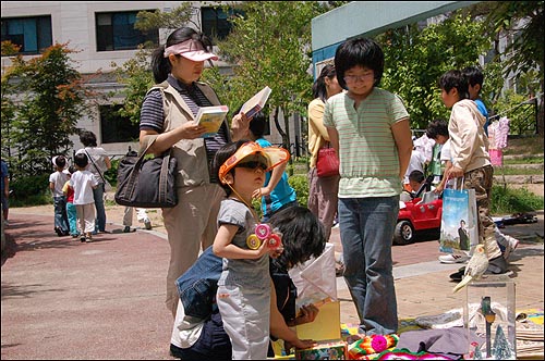 선글라스를 낀 멋쟁이 장터 손님 